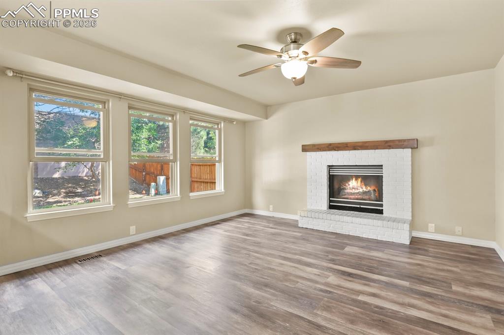 Image 14 of 43: Living Room