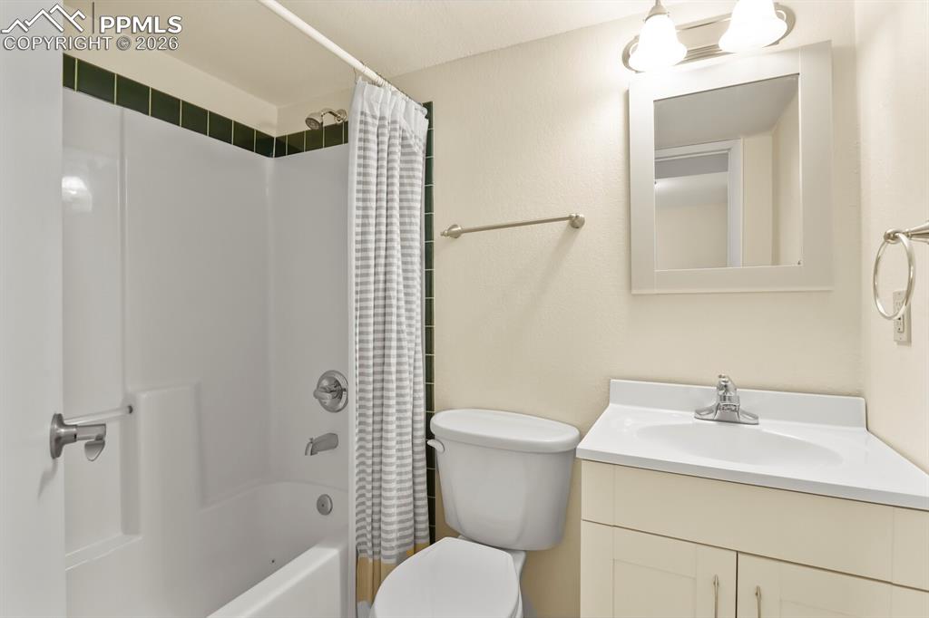 Image 34 of 43: Bathroom