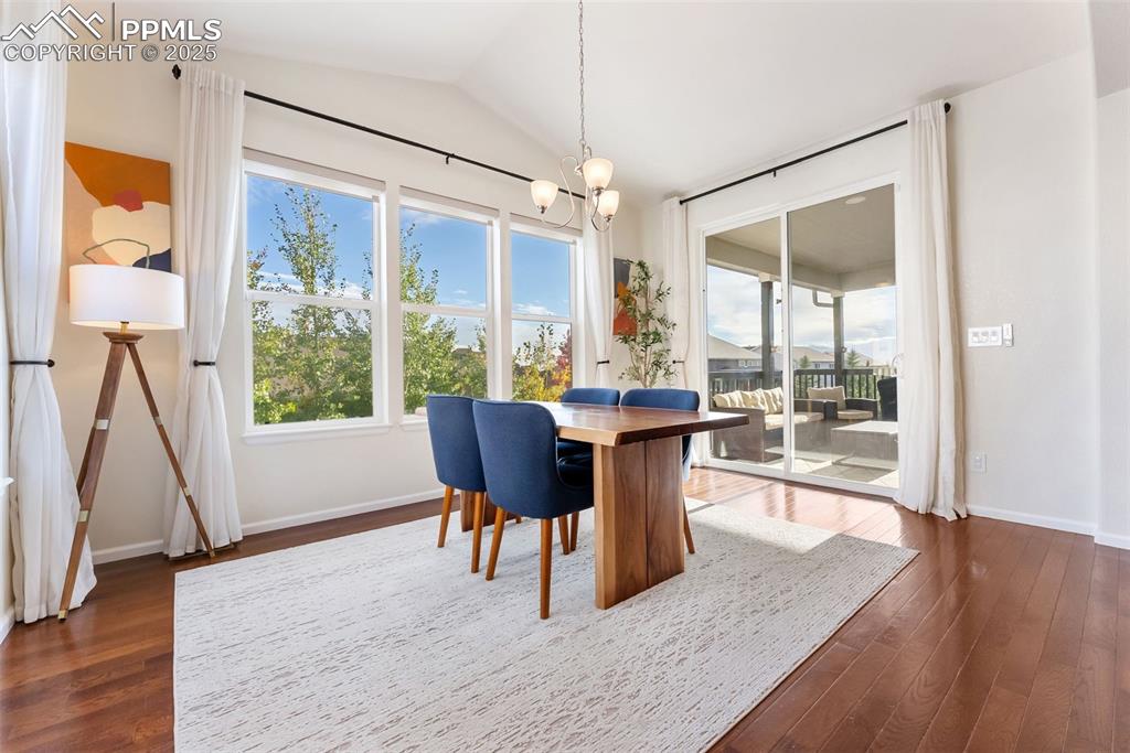 Image 10 of 50: Dining Area