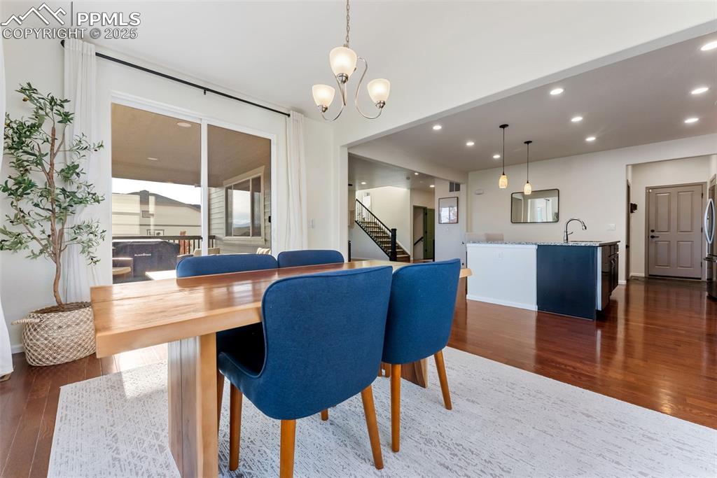 Image 11 of 50: Dining Area