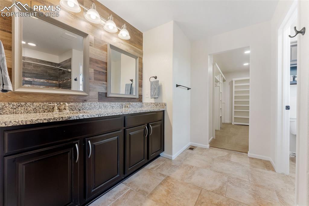 Image 16 of 50: Bathroom