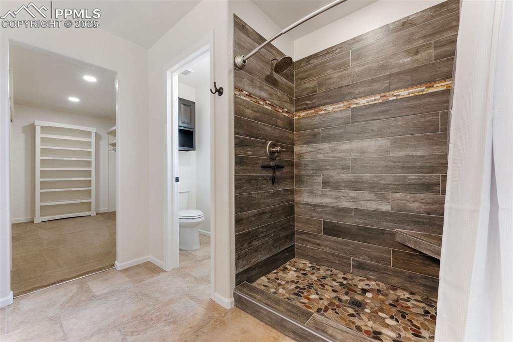 Image 17 of 50: Bathroom