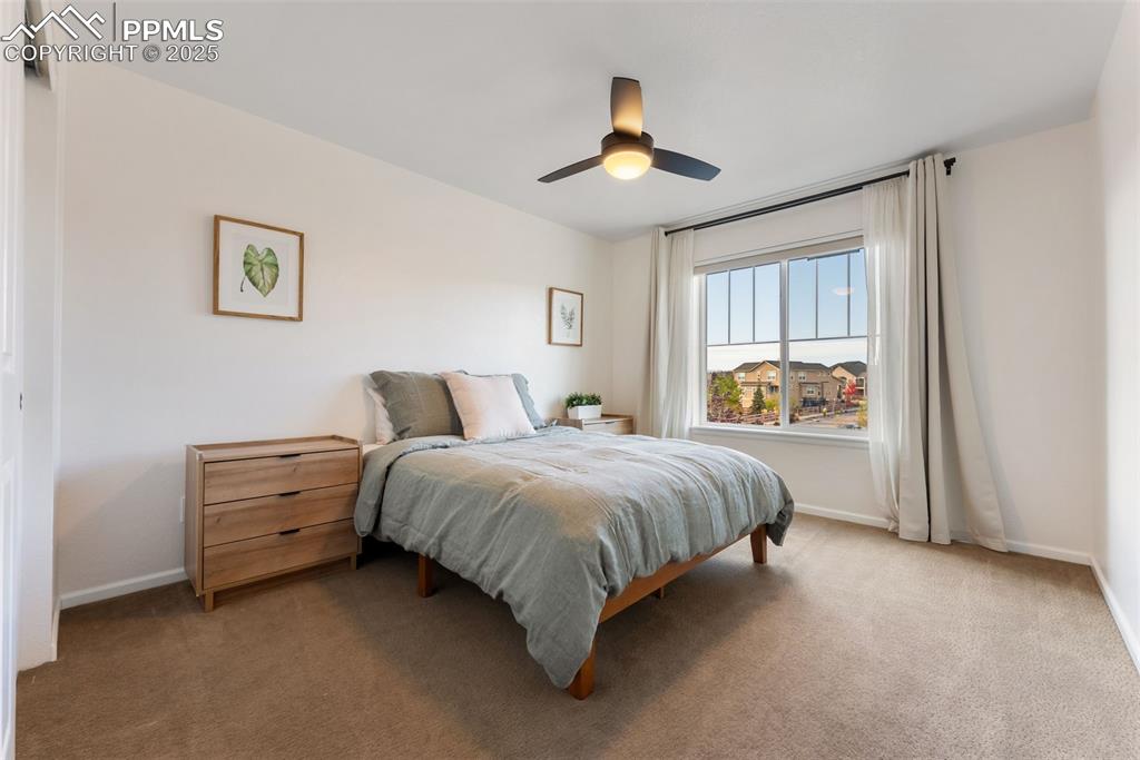 Image 19 of 50: Bedroom