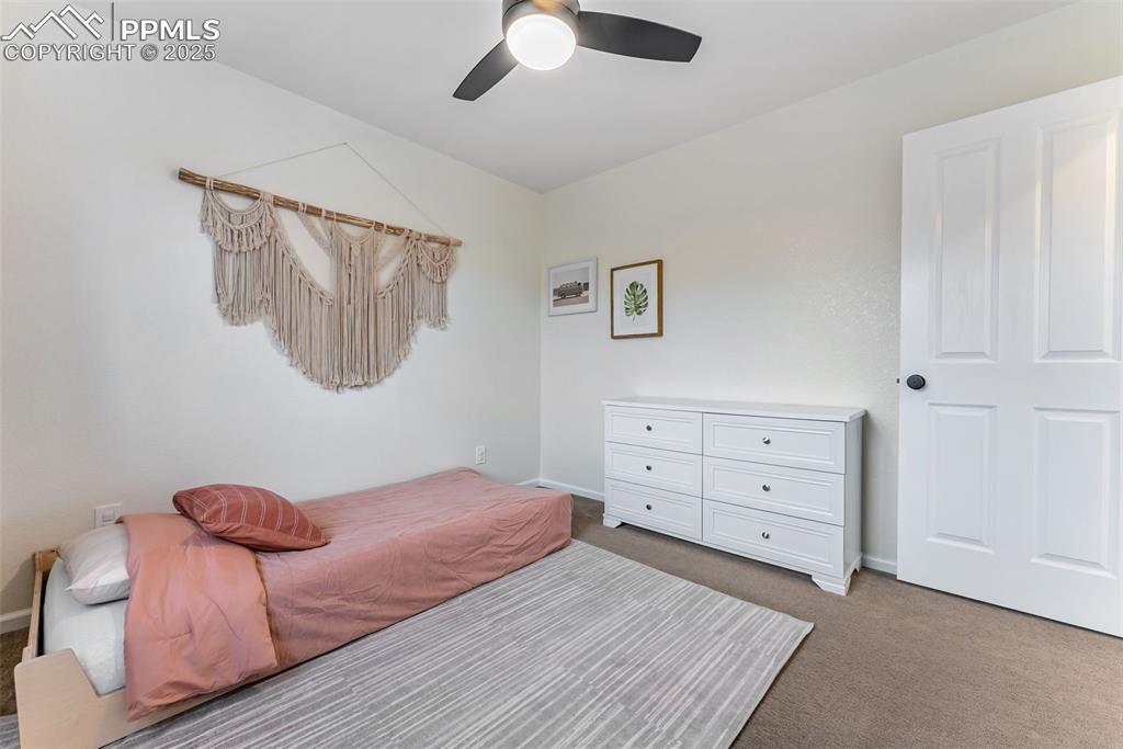 Image 23 of 50: Bedroom