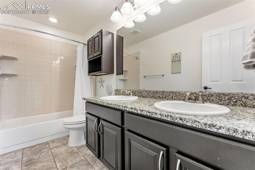 Image 25 of 50: Bathroom