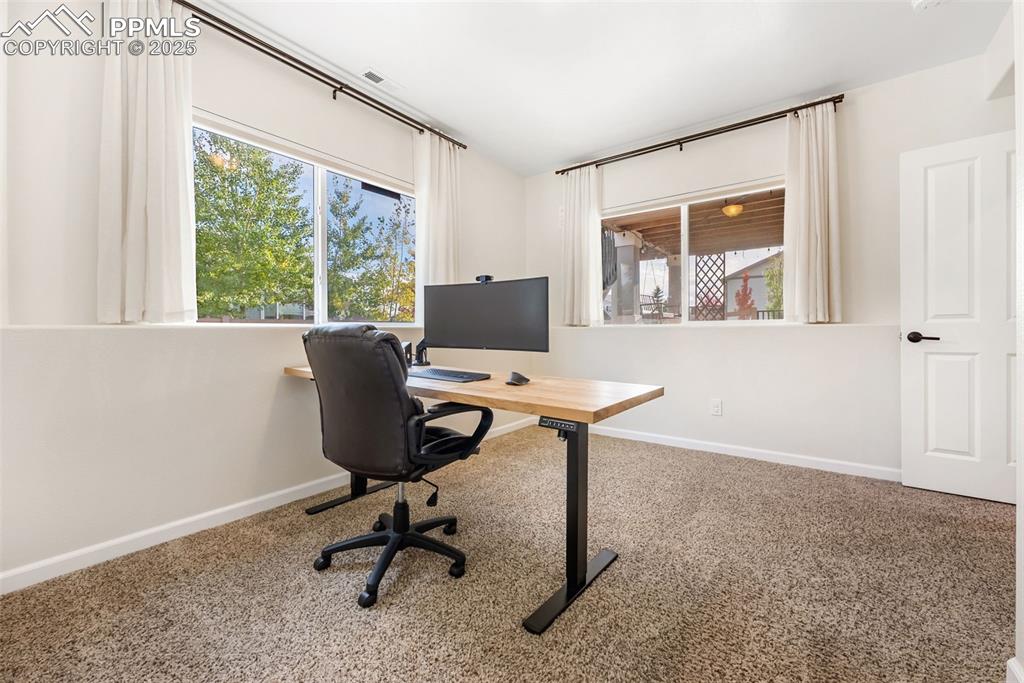 Image 32 of 50: Office