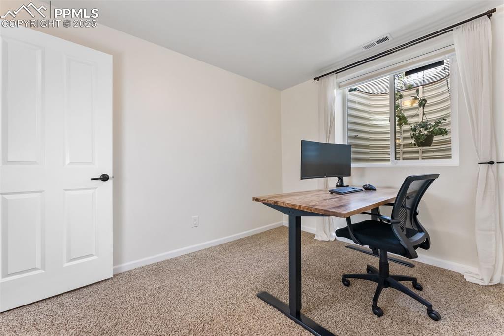 Image 35 of 50: Office