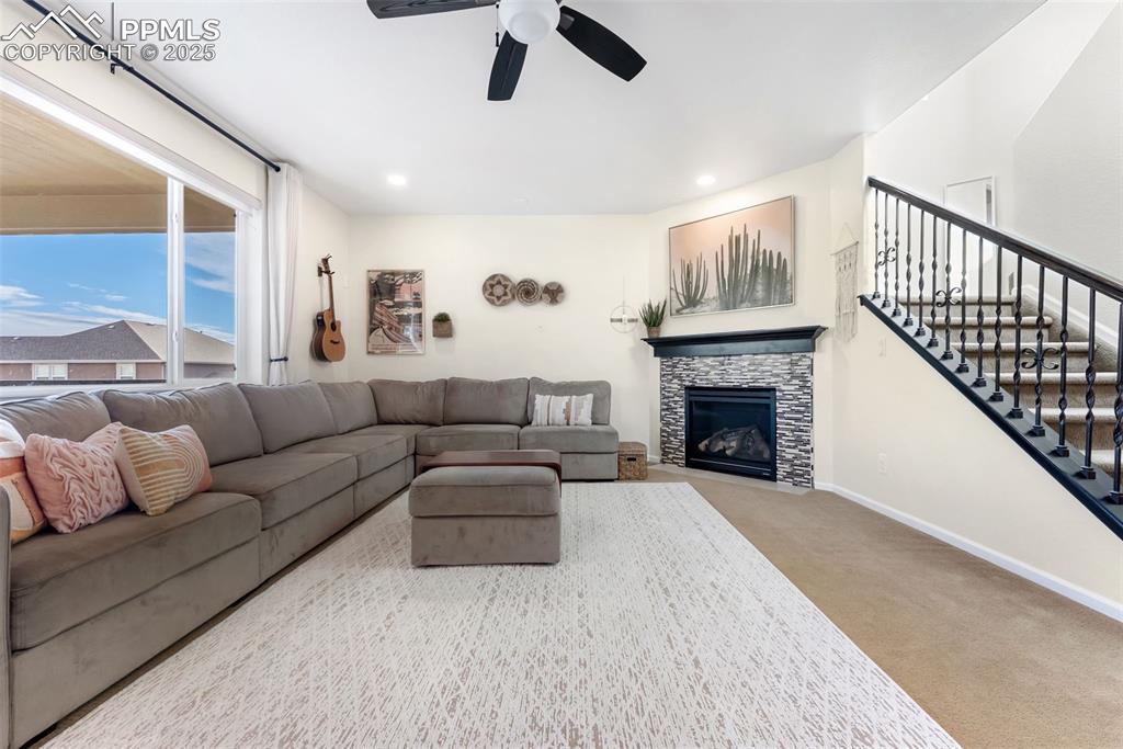 Image 4 of 50: Living Room