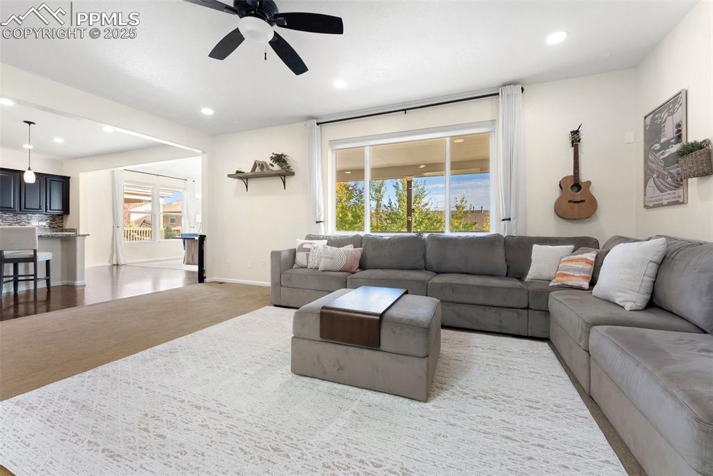 Image 5 of 50: Living Room