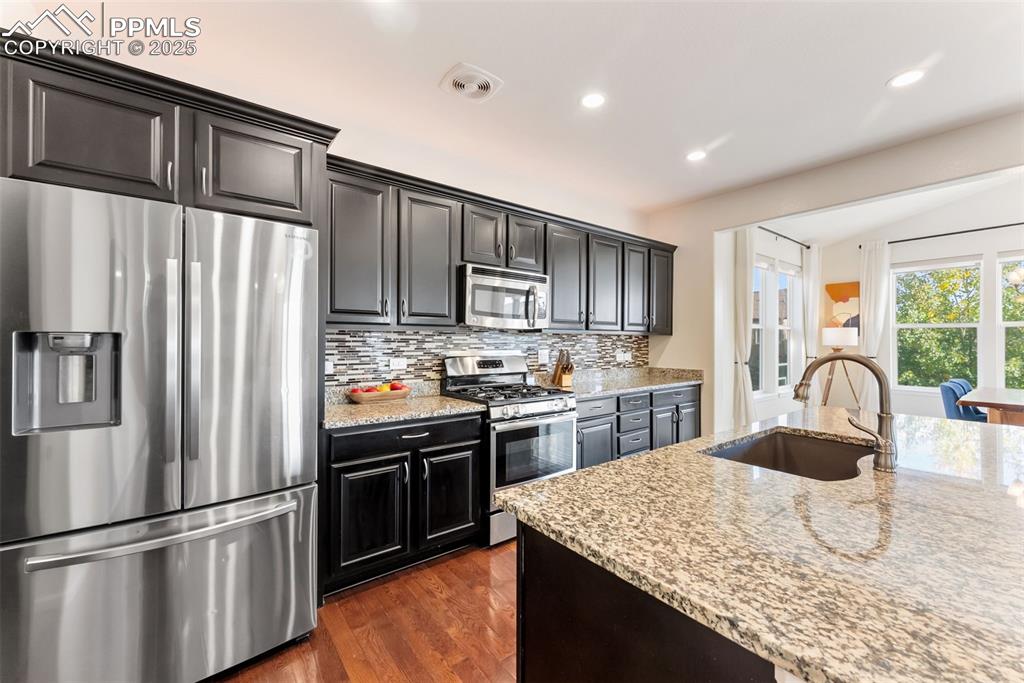 Image 7 of 50: Kitchen