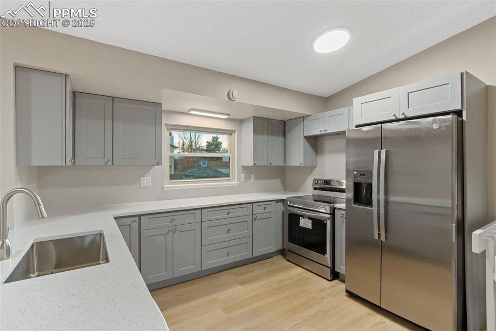 Image 12 of 26: Stainless steel appliances
