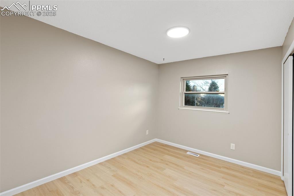 Image 18 of 26: Bedroom