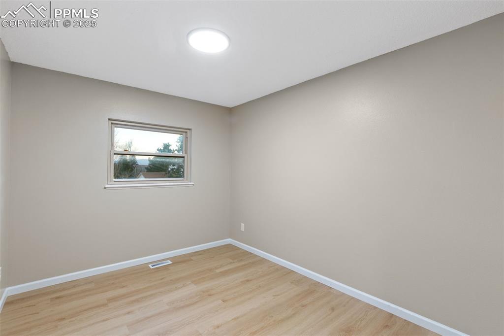 Image 19 of 26: Bedroom