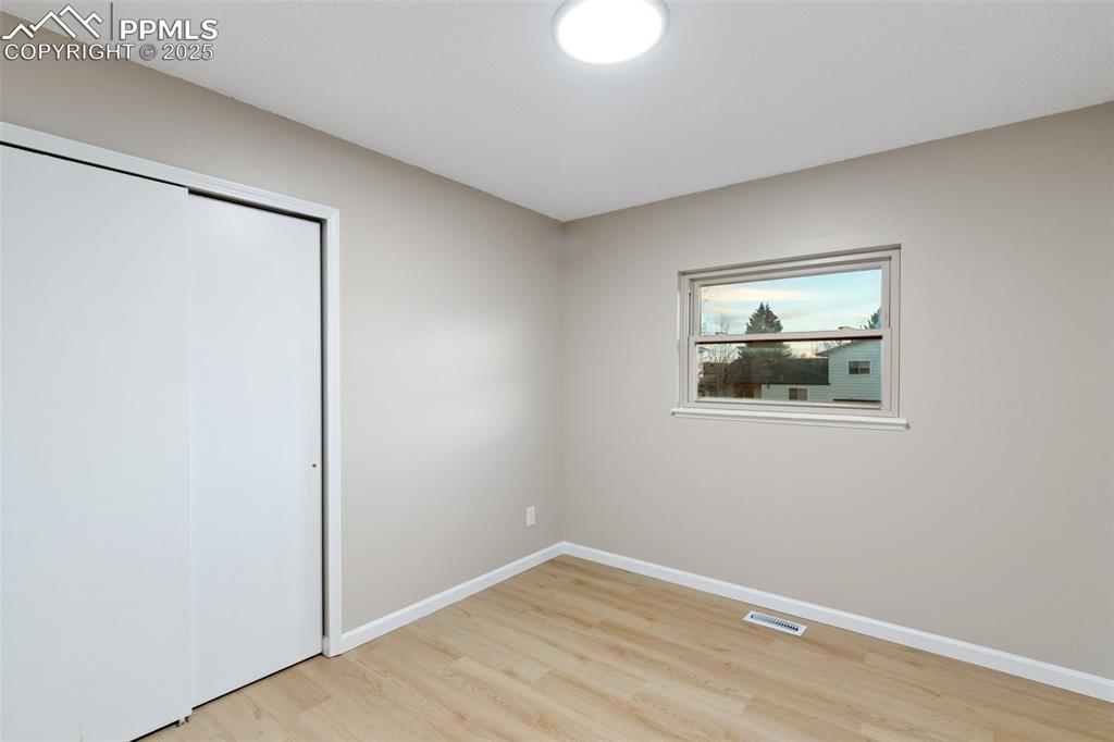 Image 21 of 26: Bedroom