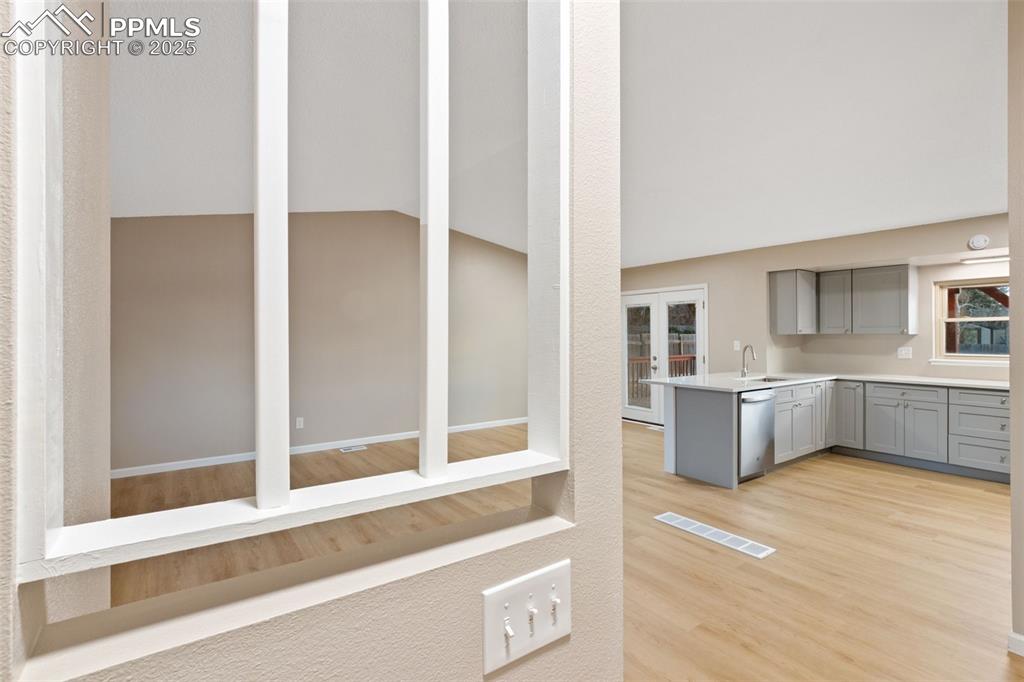 Image 8 of 26: Kitchen