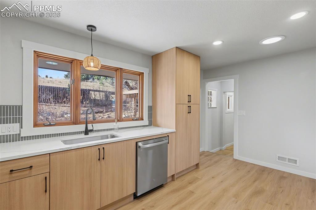 Image 11 of 47: Kitchen