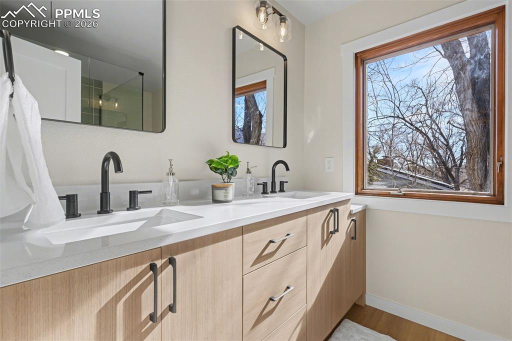 Image 18 of 47: Bathroom