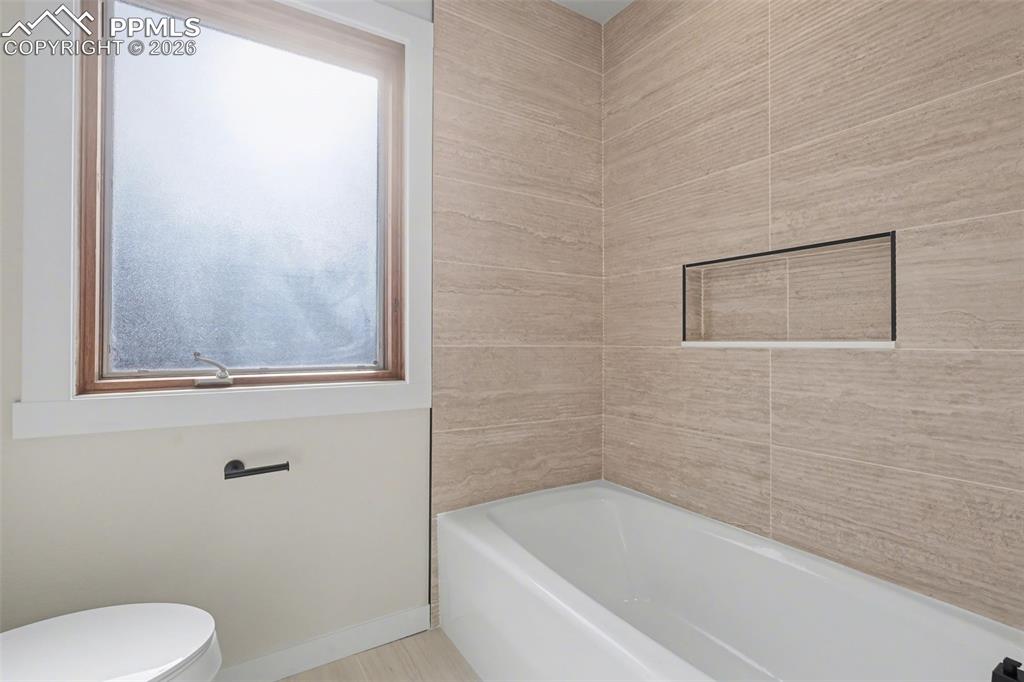 Image 25 of 47: Bathroom