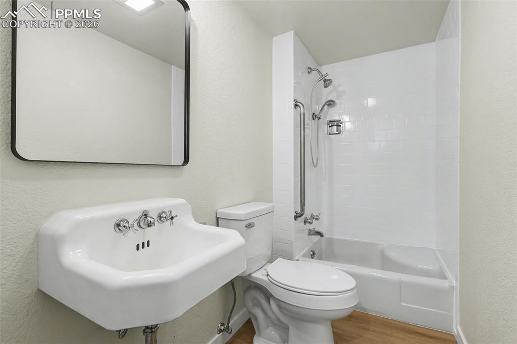 Image 28 of 47: Bathroom