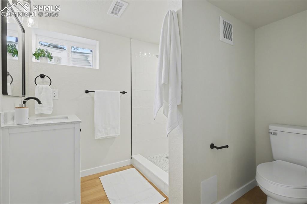 Image 33 of 47: Bathroom