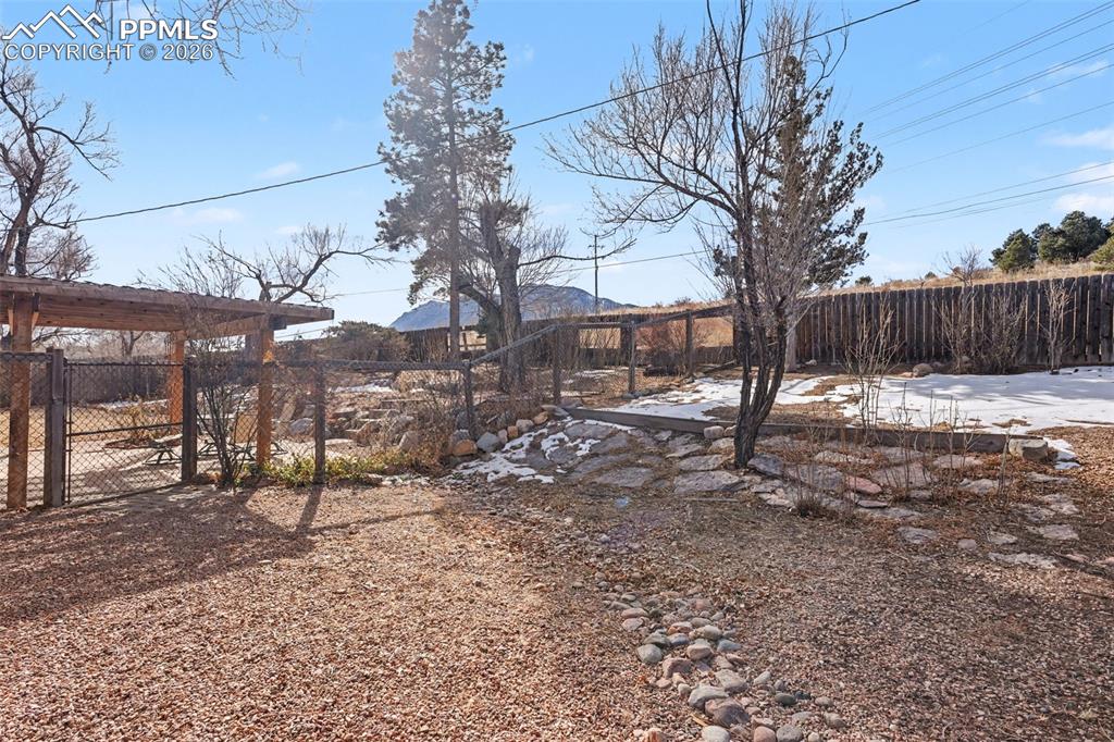 Image 40 of 47: Yard