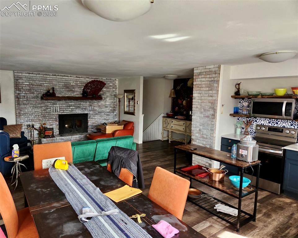 Image 4 of 12: Living Room