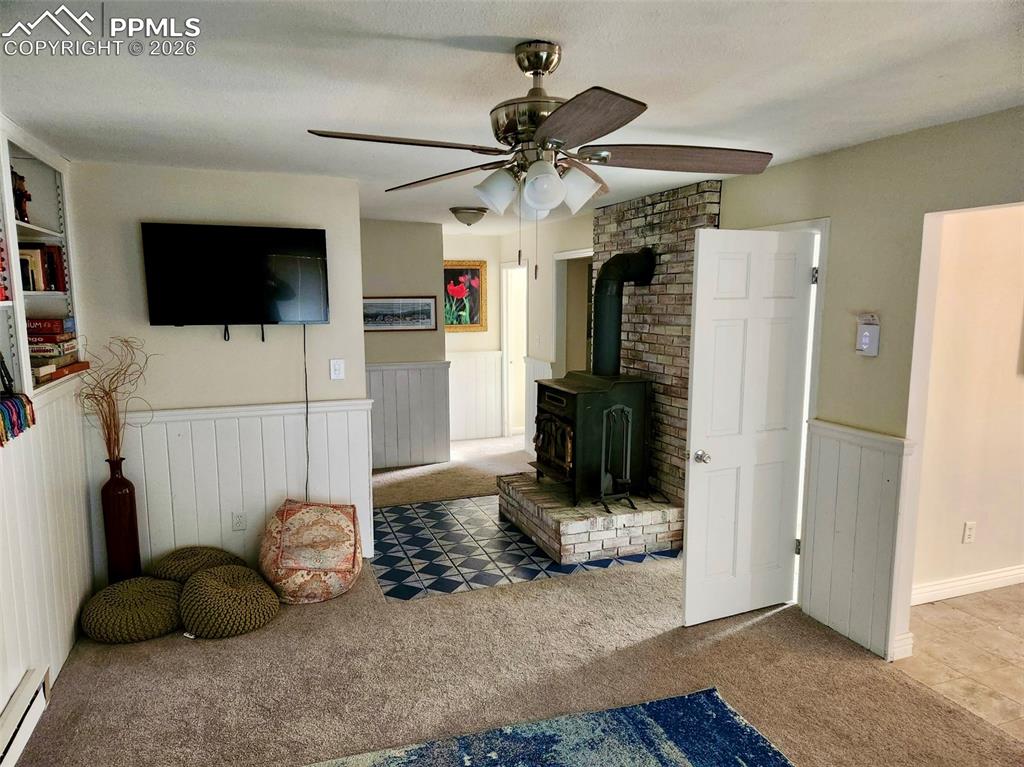 Image 6 of 7: Family Room