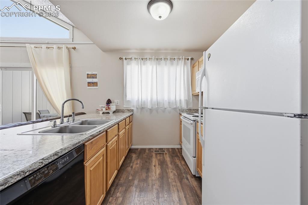 Image 11 of 31: Kitchen