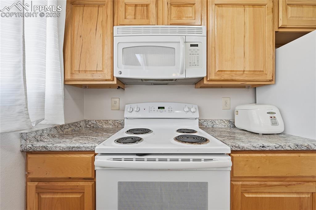 Image 13 of 31: Kitchen