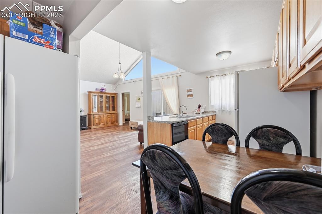 Image 15 of 31: Kitchen