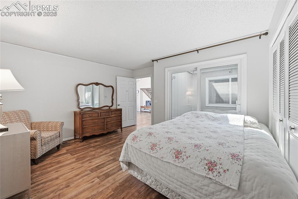 Image 17 of 31: Bedroom