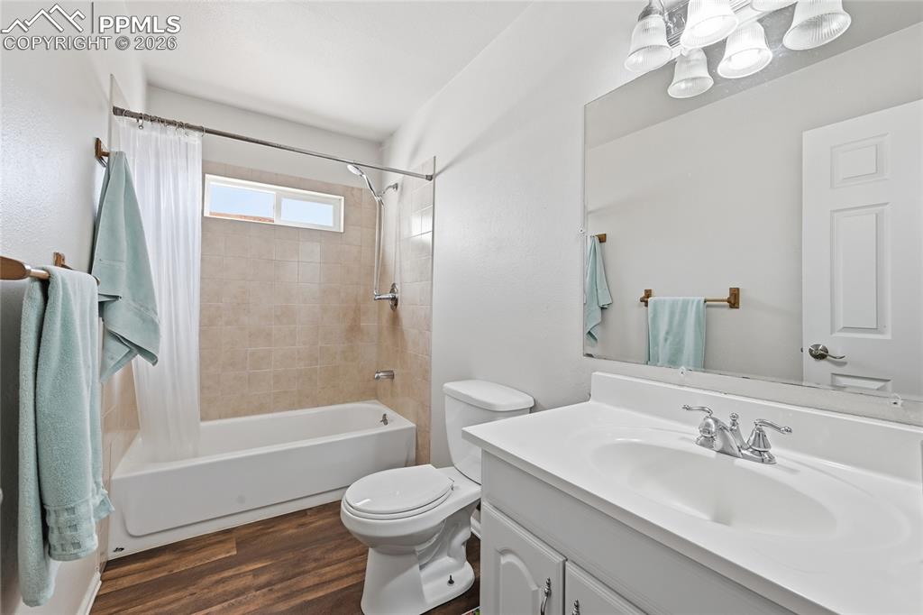 Image 18 of 31: Bathroom