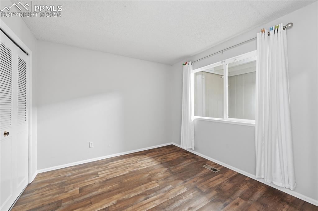 Image 19 of 31: Bedroom