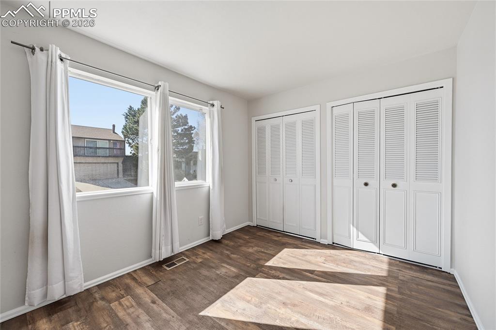 Image 22 of 31: Bedroom