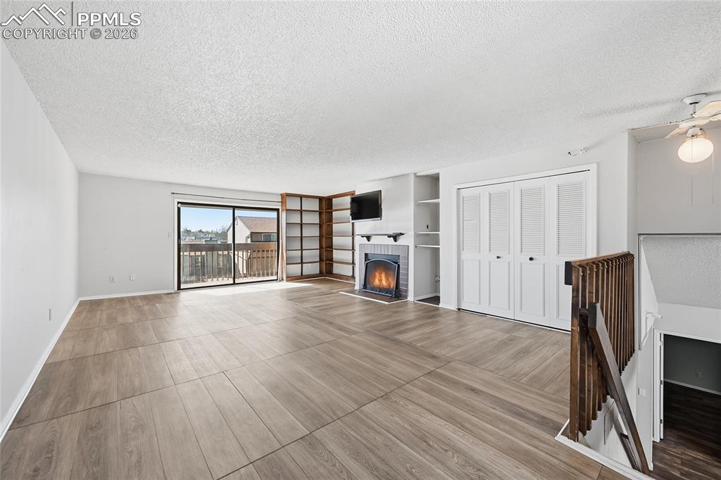 Image 24 of 31: Living Room