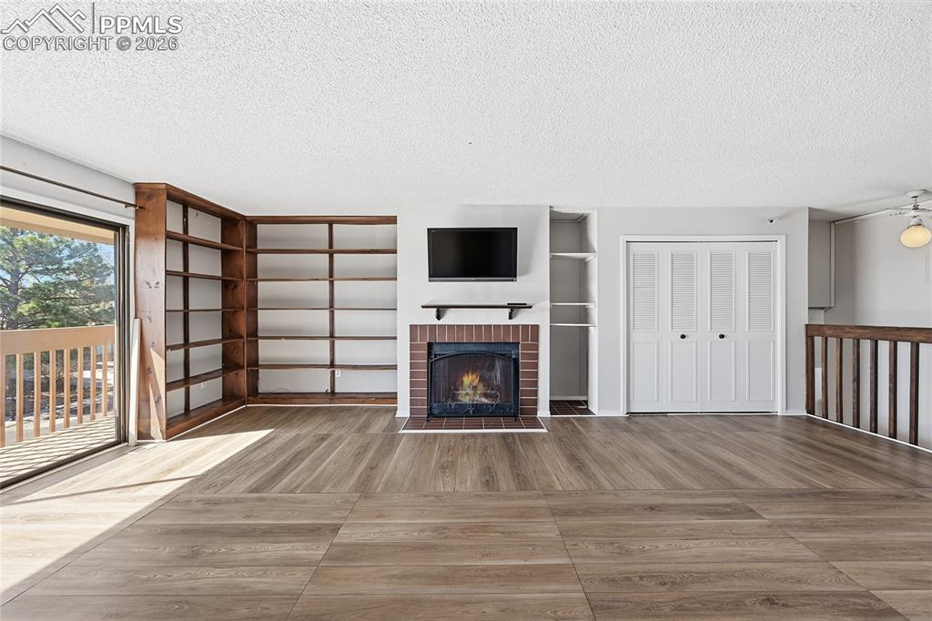 Image 25 of 31: Living Room