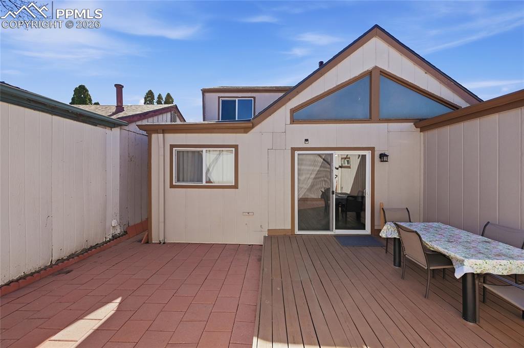 Image 29 of 31: Deck