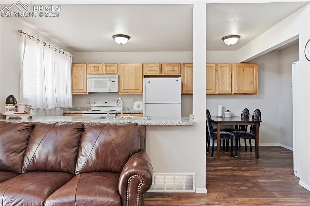 Image 9 of 31: Kitchen