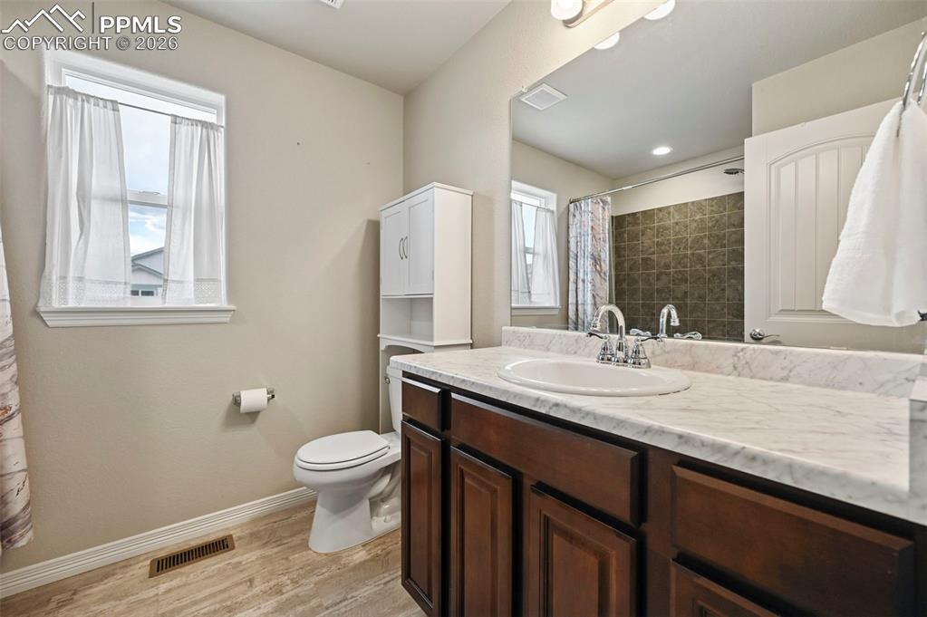 Image 23 of 38: Bathroom