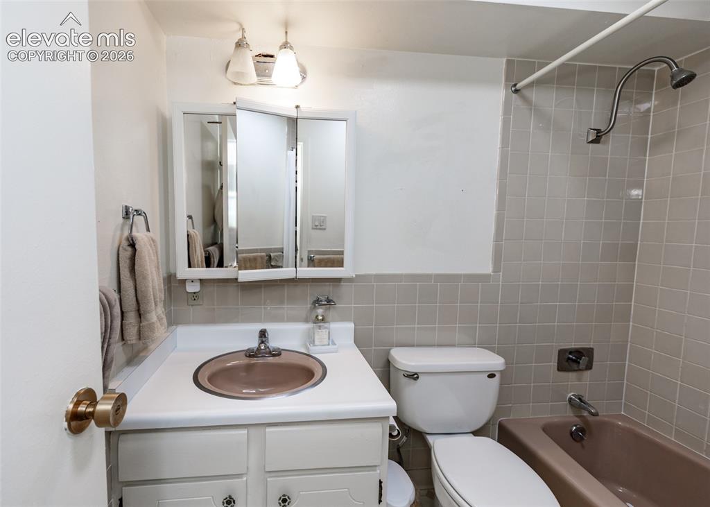 Image 14 of 30: Bathroom
