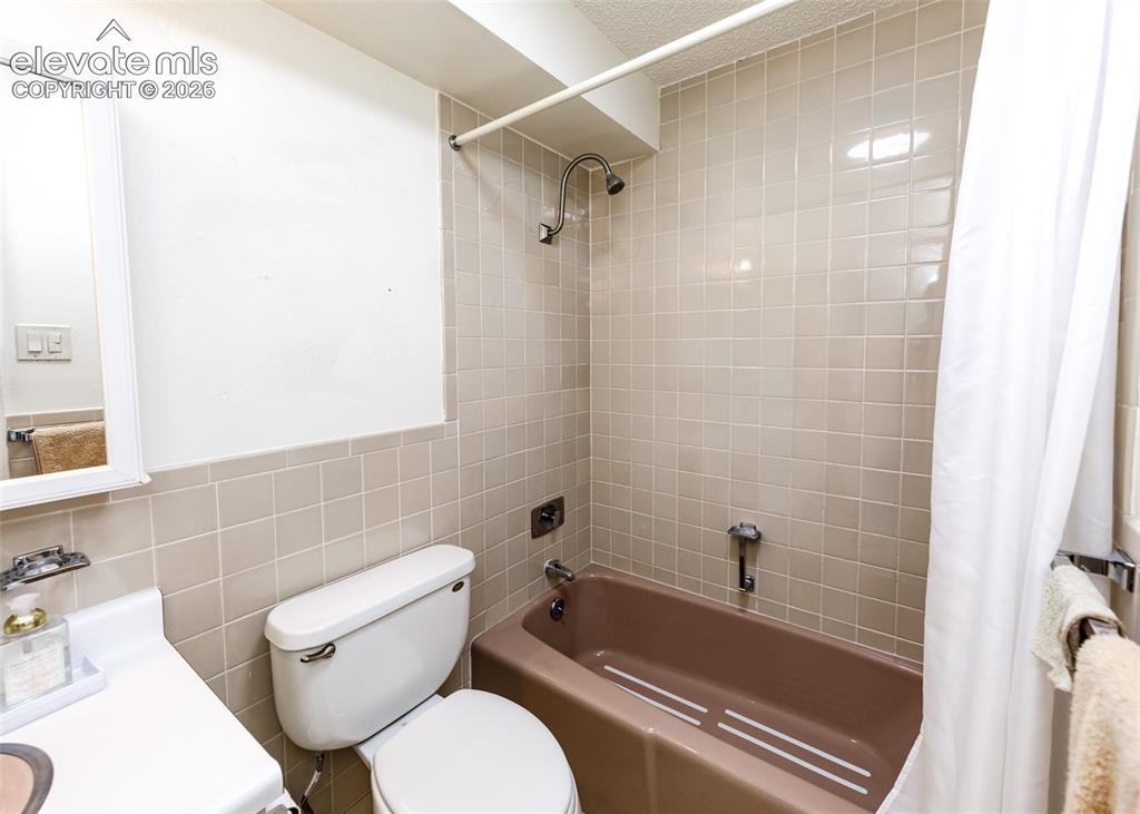 Image 15 of 30: Bathroom