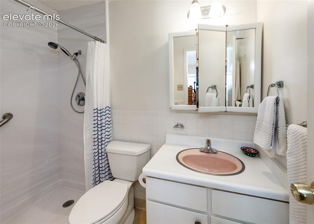 Image 20 of 30: Bathroom