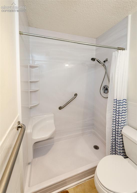 Image 22 of 30: Bathroom