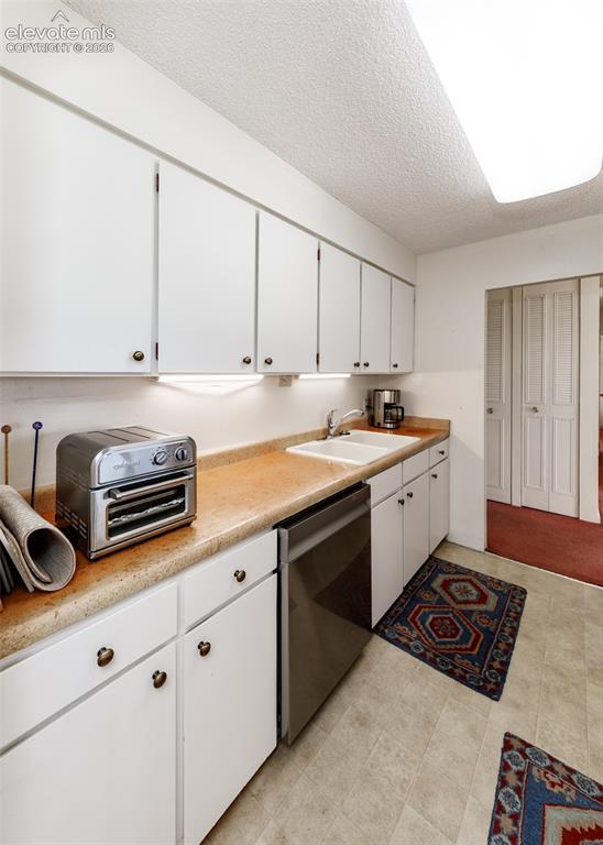 Image 7 of 30: Kitchen