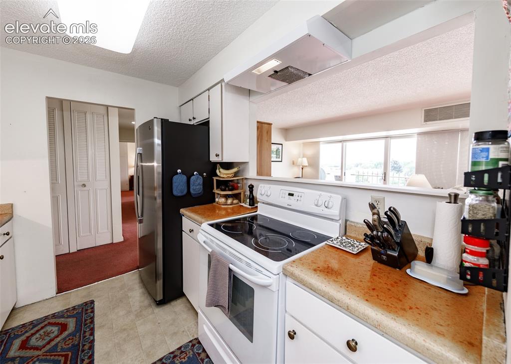 Image 8 of 30: Kitchen