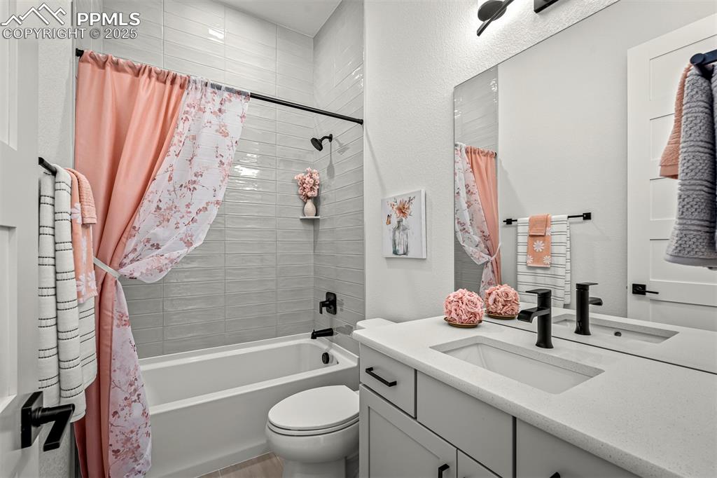 Image 23 of 39: Bathroom