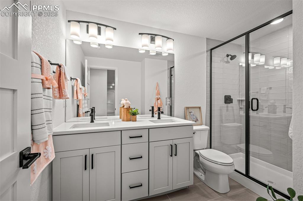 Image 34 of 39: Bathroom