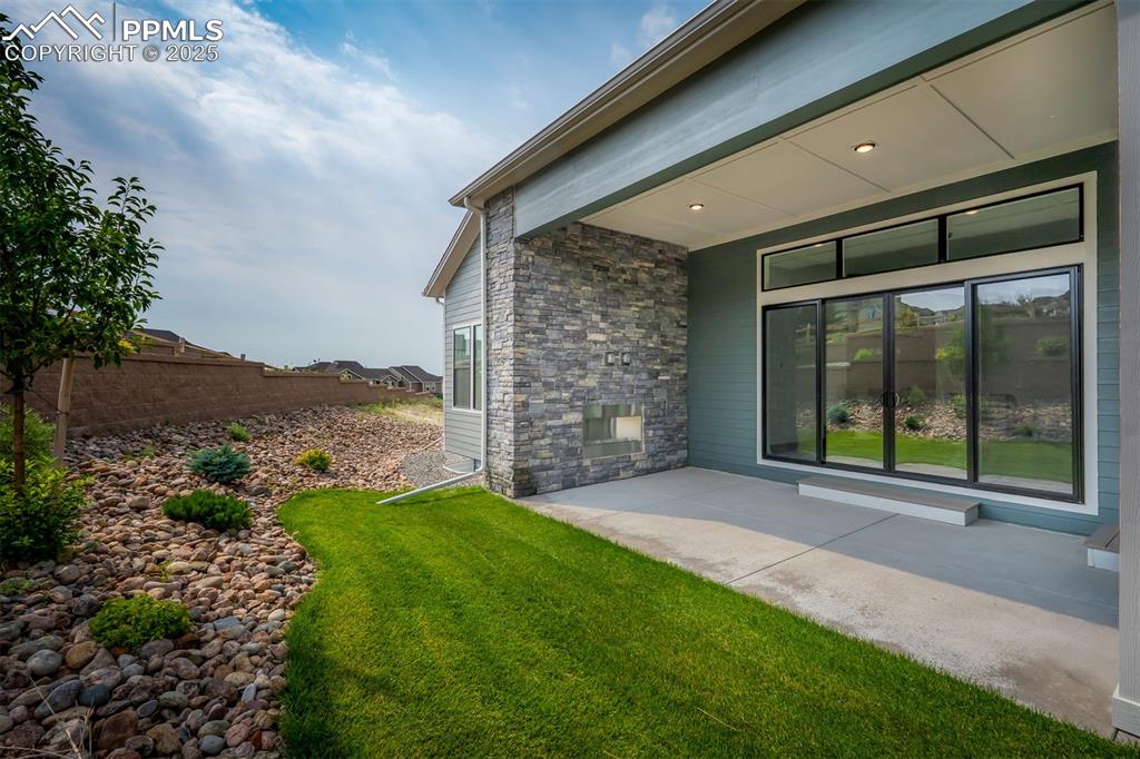 Image 37 of 39: Yard