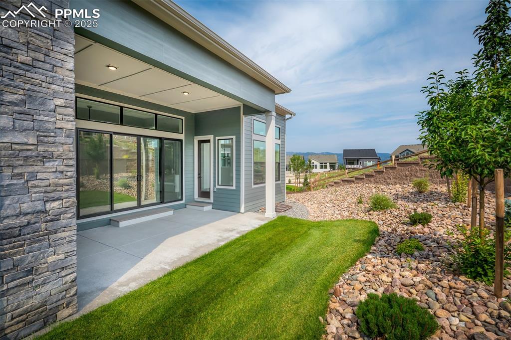 Image 38 of 39: Yard