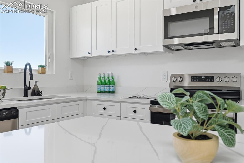 Image 11 of 48: Kitchen